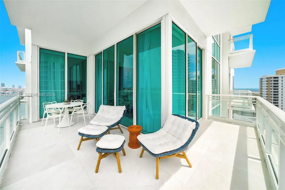 900 Brickell Key Blvd #1801 Miami, FL 33131