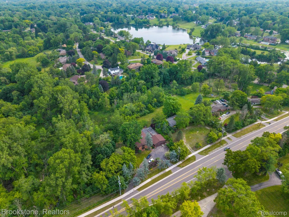 4665 W Maple Road Bloomfield Hills City, MI 48301