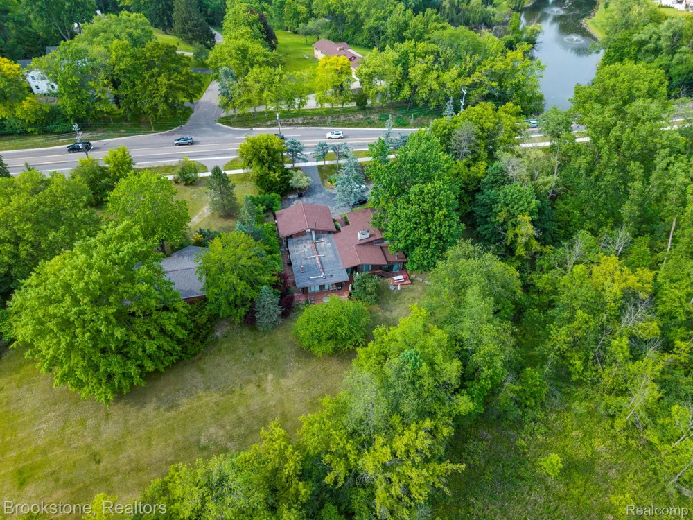4665 W Maple Road Bloomfield Hills City, MI 48301