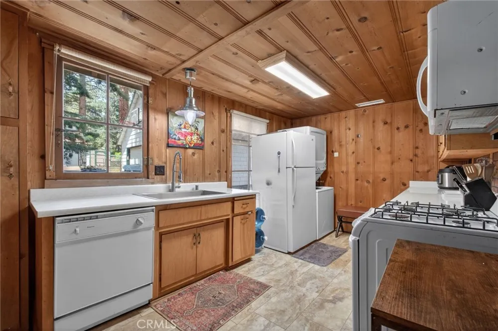 1674 Twin Lakes Wrightwood, CA 92397