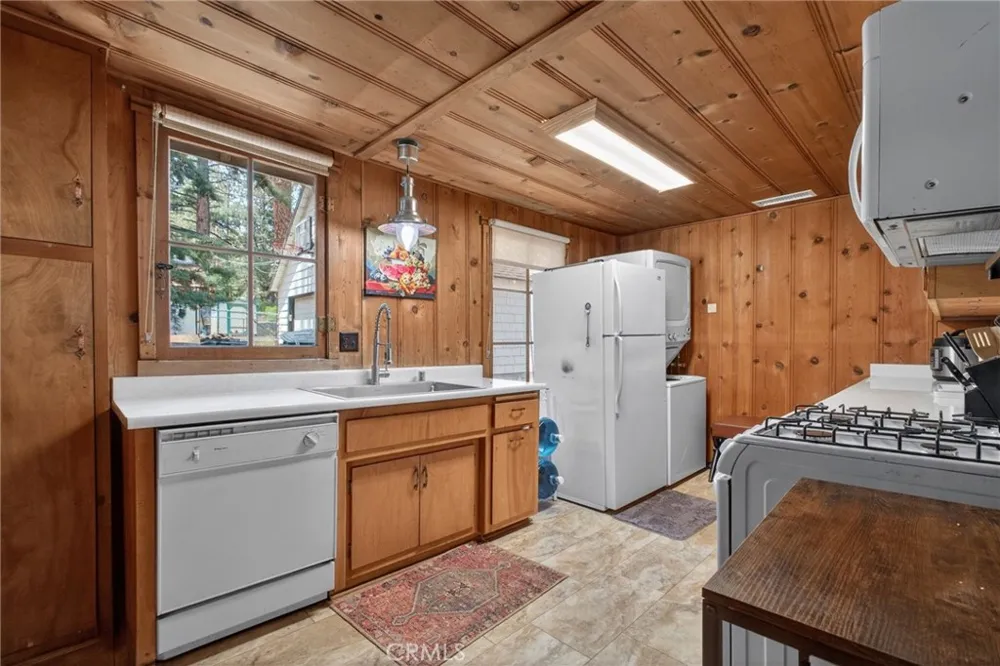 1674 Twin Lakes Wrightwood, CA 92397
