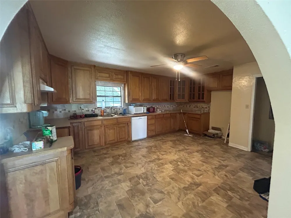 214 County Rd 4870 Newark, TX 76071