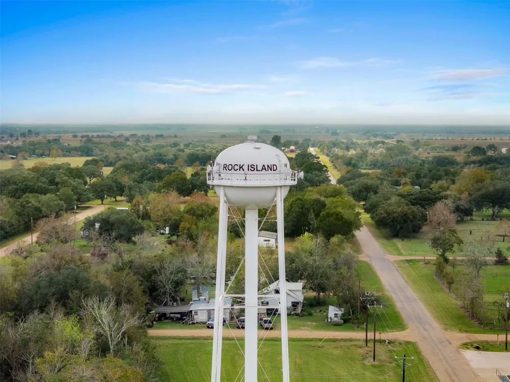 2211 8th Street Rock Island, TX 77470