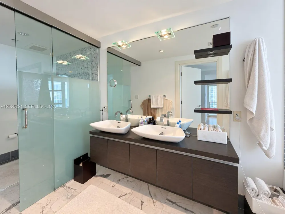 200 Biscayne Boulevard Way #4104 Miami, FL 33131
