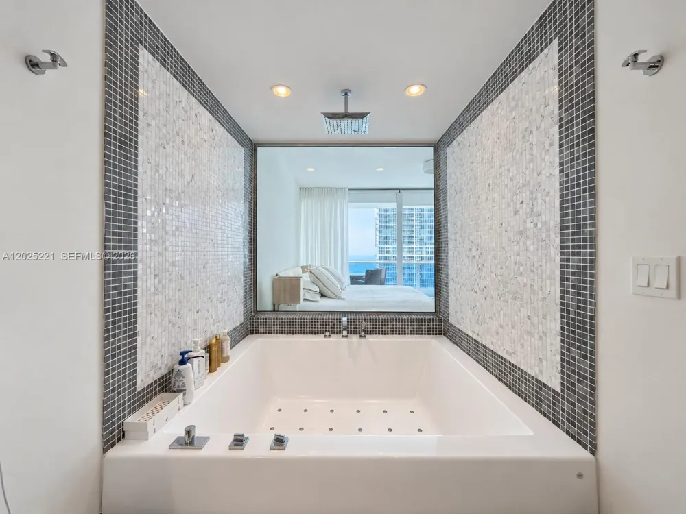 200 Biscayne Boulevard Way #4104 Miami, FL 33131