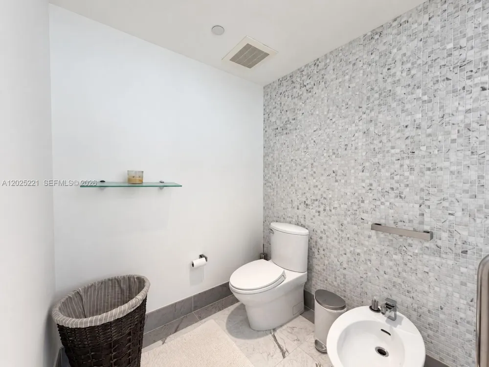 200 Biscayne Boulevard Way #4104 Miami, FL 33131