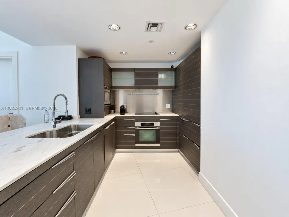 200 Biscayne Boulevard Way #4104 Miami, FL 33131