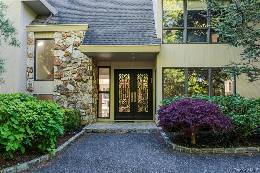 5 Twin Ponds Street Great Neck, NY 11024