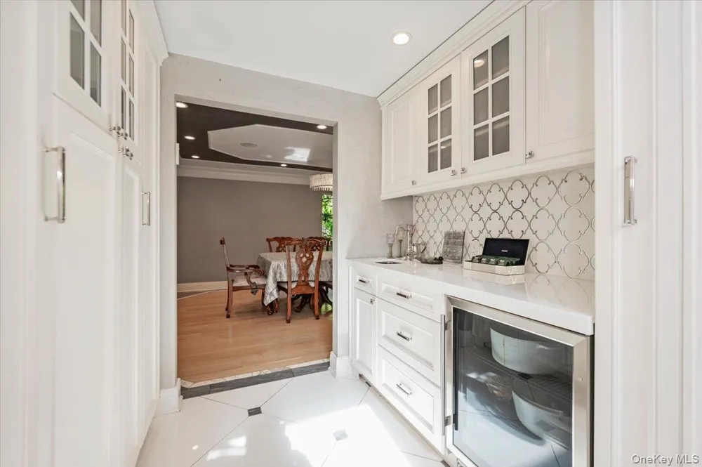 5 Twin Ponds Street Great Neck, NY 11024