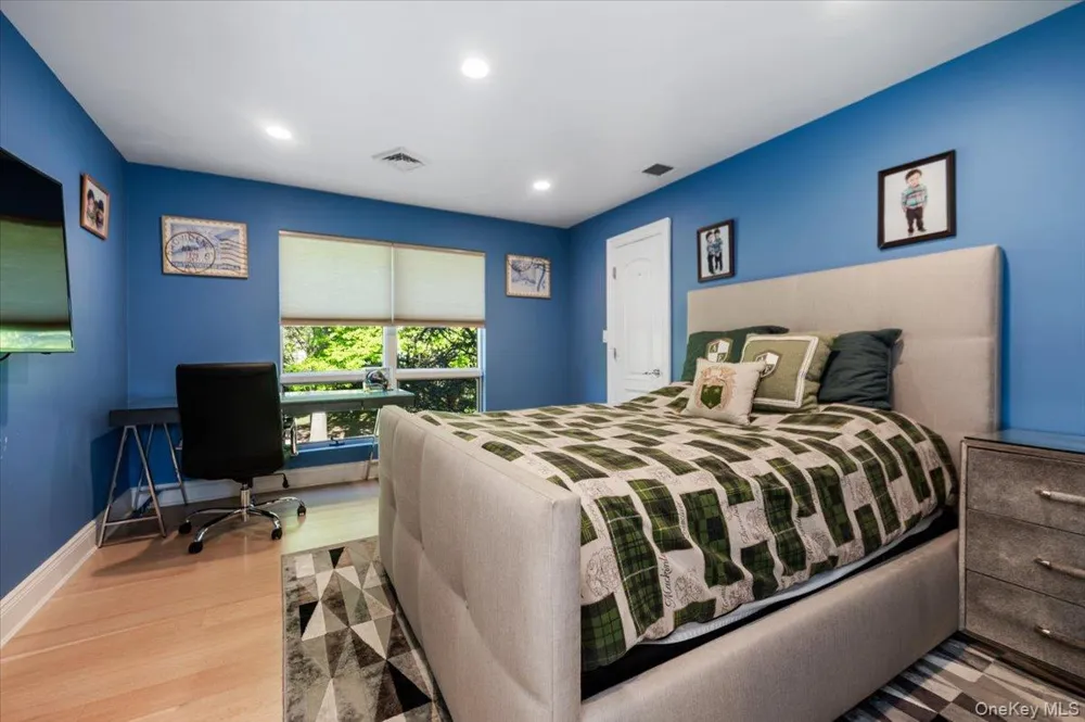 5 Twin Ponds Street Great Neck, NY 11024