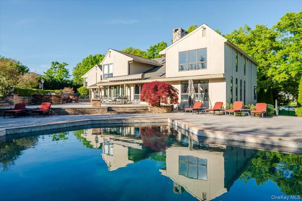5 Twin Ponds Street Great Neck, NY 11024