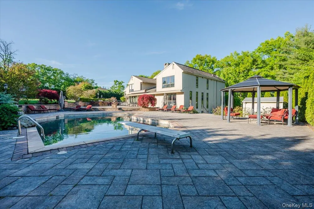 5 Twin Ponds Street Great Neck, NY 11024