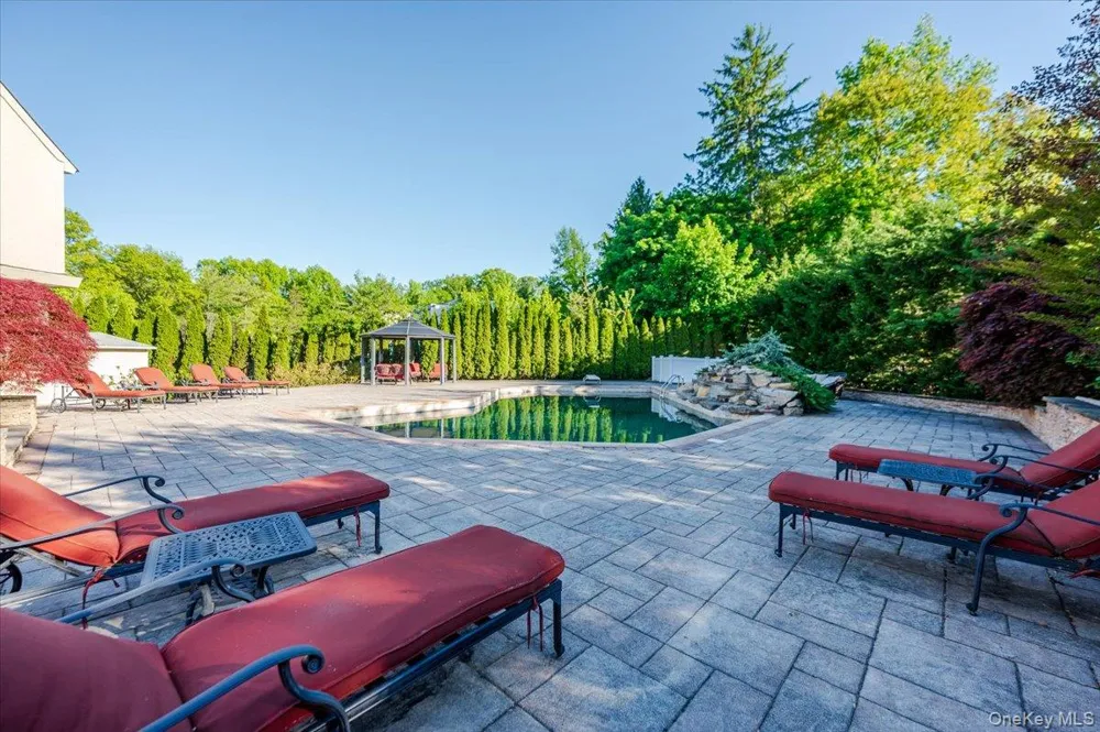 5 Twin Ponds Street Great Neck, NY 11024