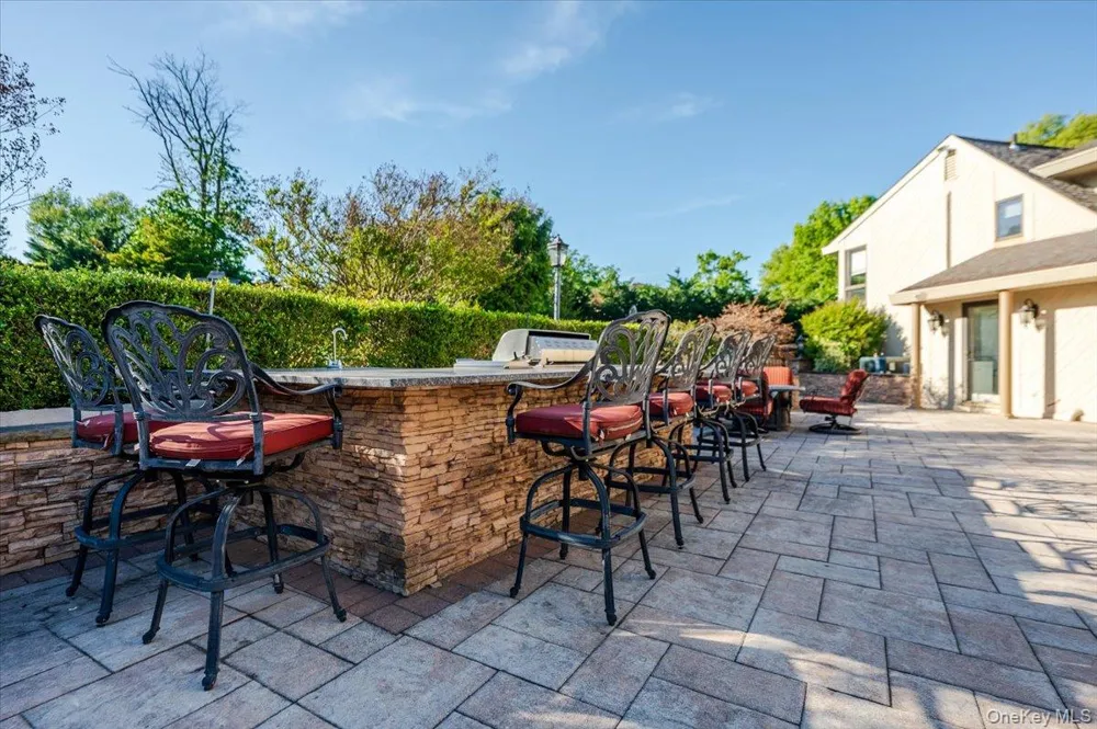 5 Twin Ponds Street Great Neck, NY 11024