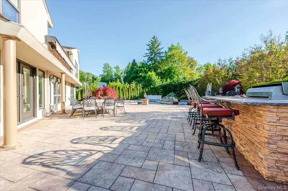 5 Twin Ponds Street Great Neck, NY 11024