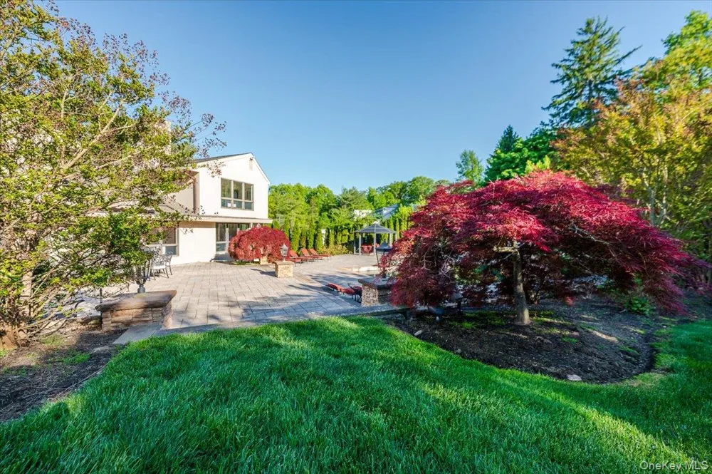 5 Twin Ponds Street Great Neck, NY 11024