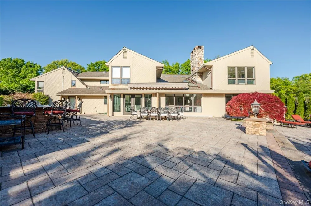 5 Twin Ponds Street Great Neck, NY 11024