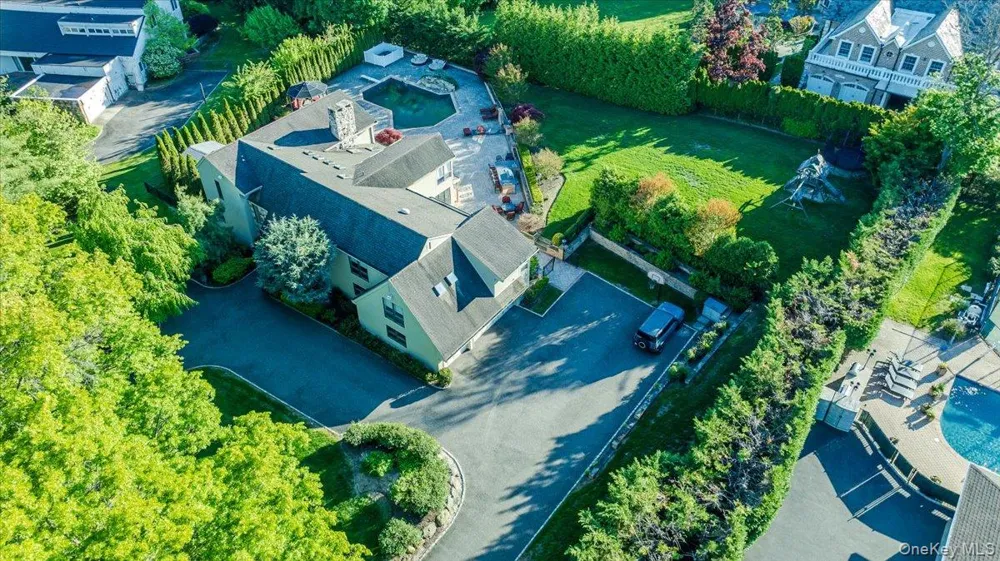 5 Twin Ponds Street Great Neck, NY 11024