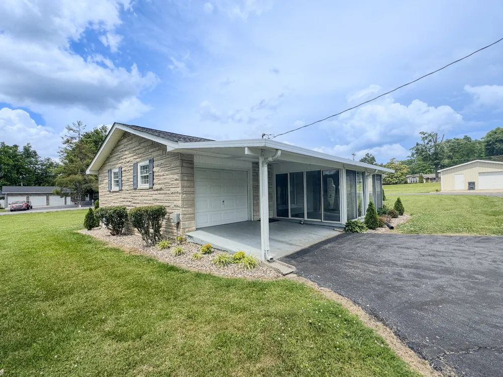 1406 Ellington Dr Lafayette, TN 37083