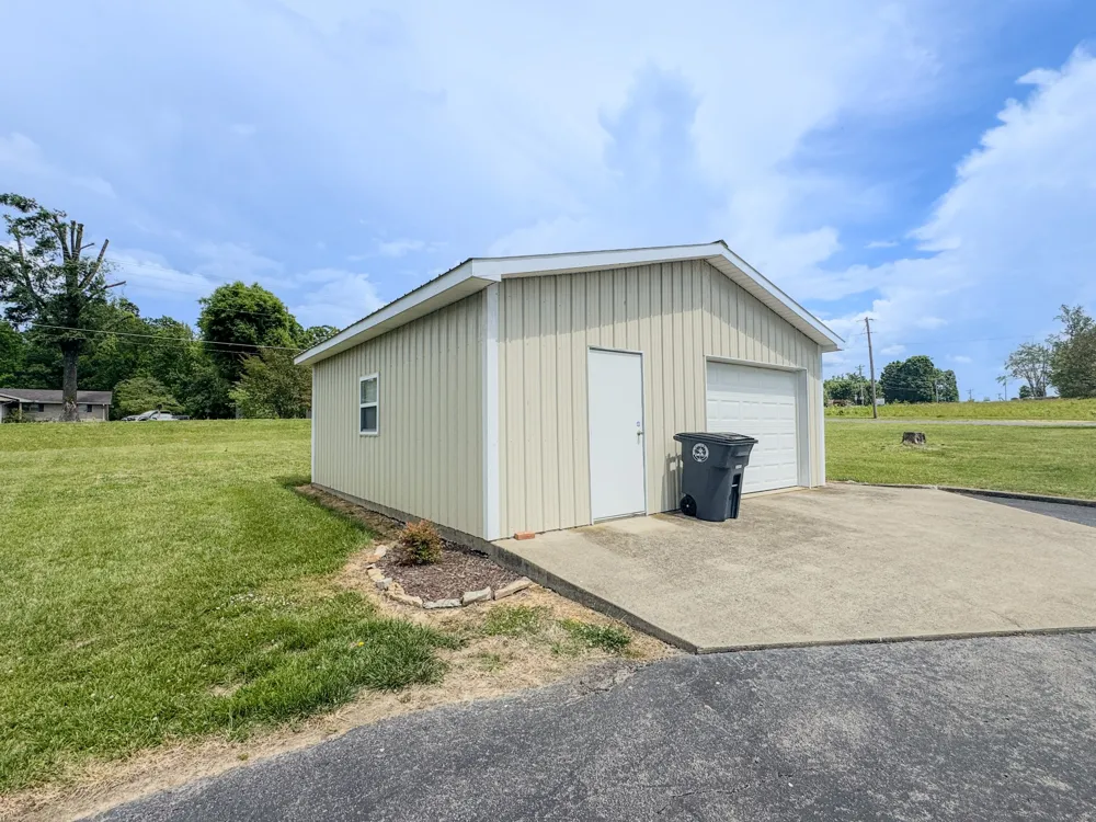 1406 Ellington Dr Lafayette, TN 37083