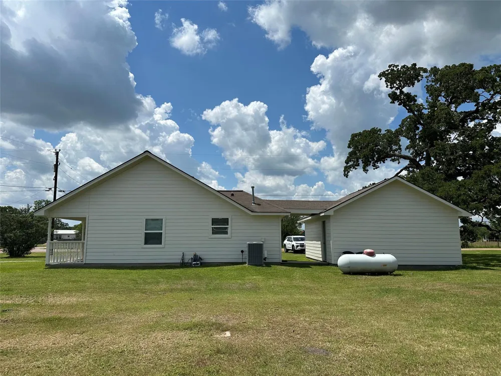 107 W Colorado Sky Street Ellinger, TX 78938