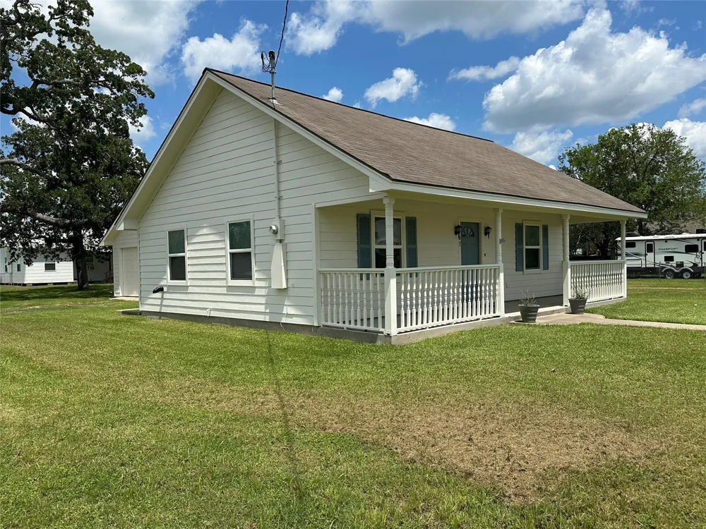 107 W Colorado Sky Street Ellinger, TX 78938
