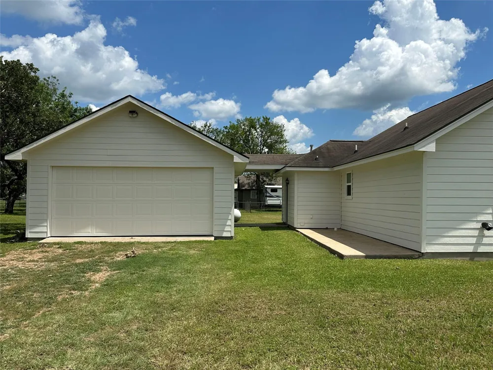 107 W Colorado Sky Street Ellinger, TX 78938