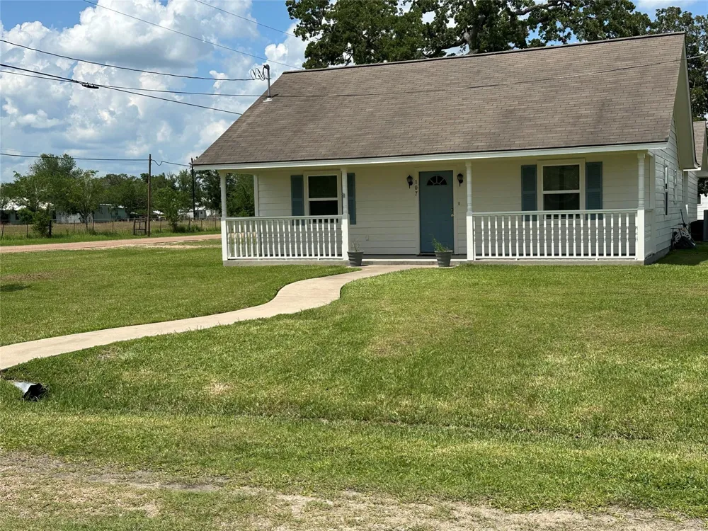 107 W Colorado Sky Street Ellinger, TX 78938