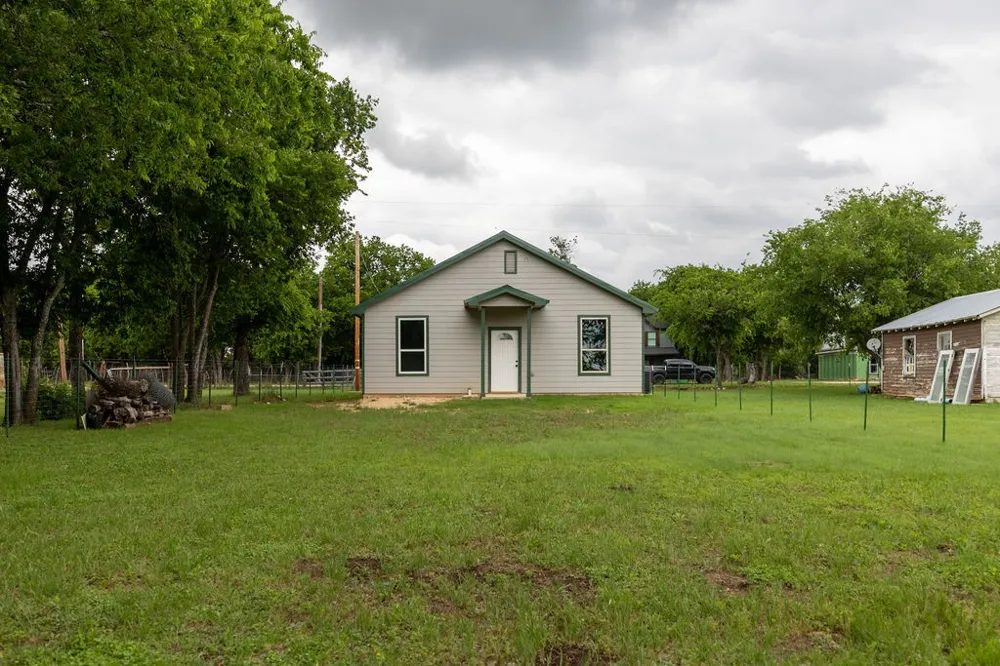 328 E Norway Street Walnut Springs, TX 76690