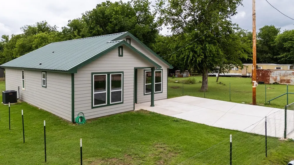 328 E Norway Street Walnut Springs, TX 76690