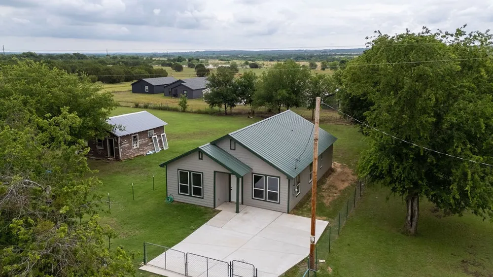 328 E Norway Street Walnut Springs, TX 76690