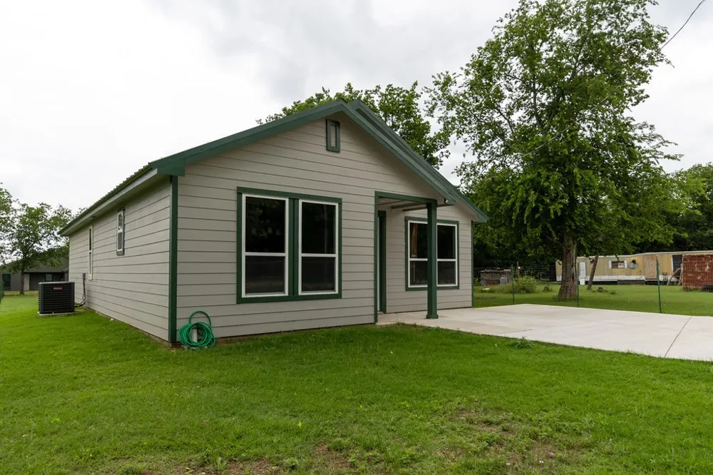 328 E Norway Street Walnut Springs, TX 76690