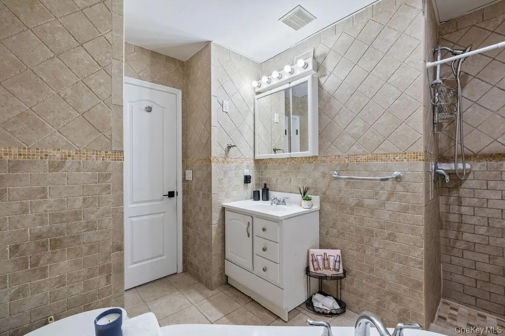 160 E Kearsing Parkway Monsey, NY 10952