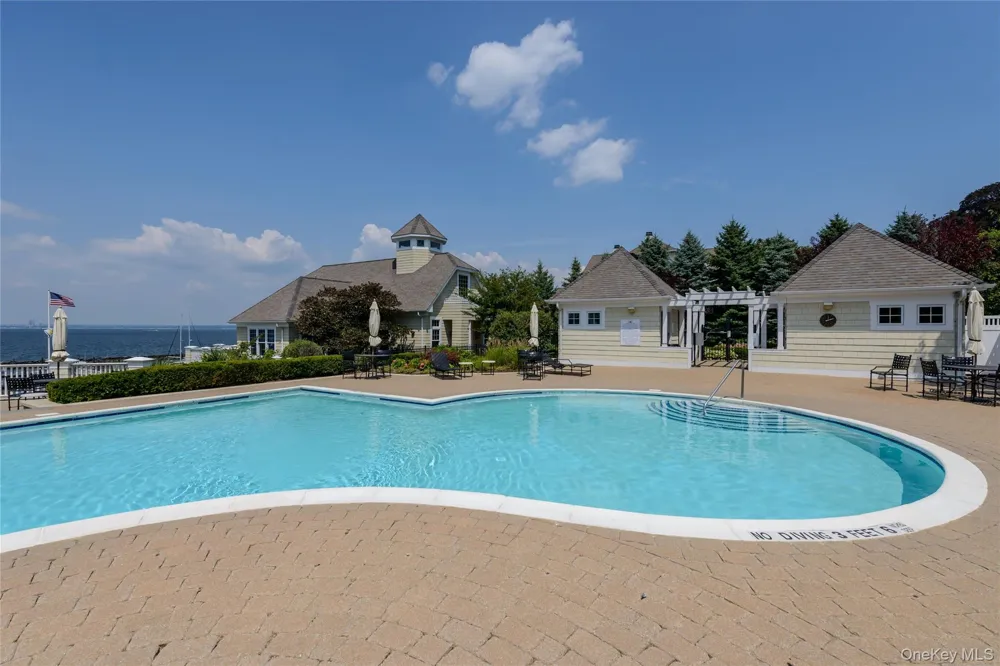 62 Pembroke Drive Glen Cove, NY 11542
