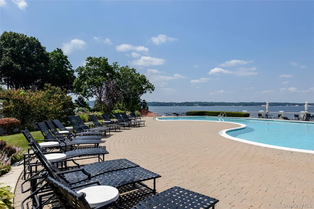 62 Pembroke Drive Glen Cove, NY 11542