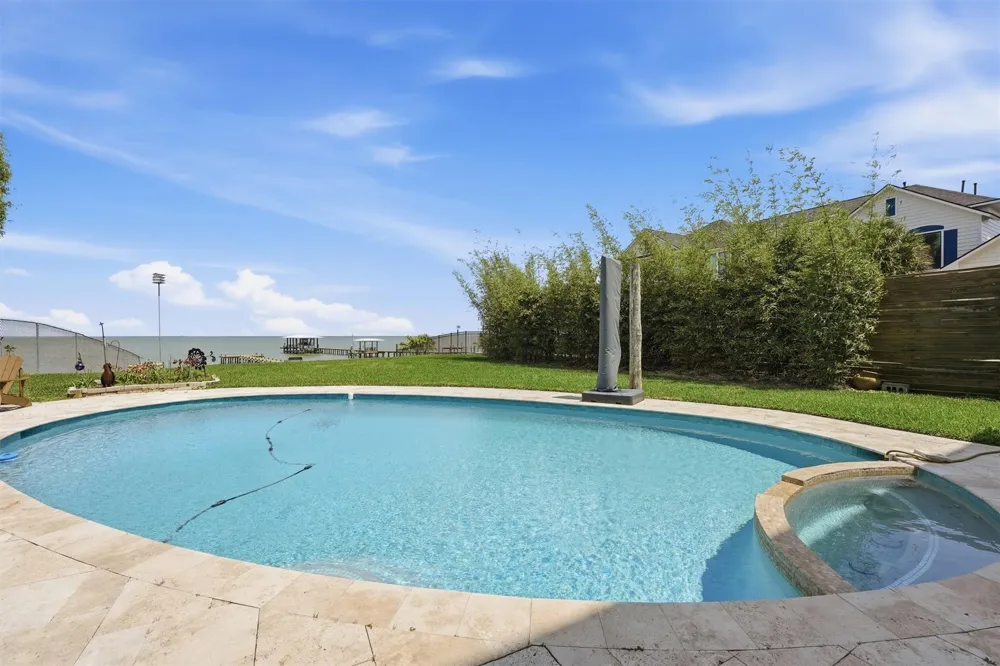 4019 Bayshore Drive Drive Bacliff, TX 77518