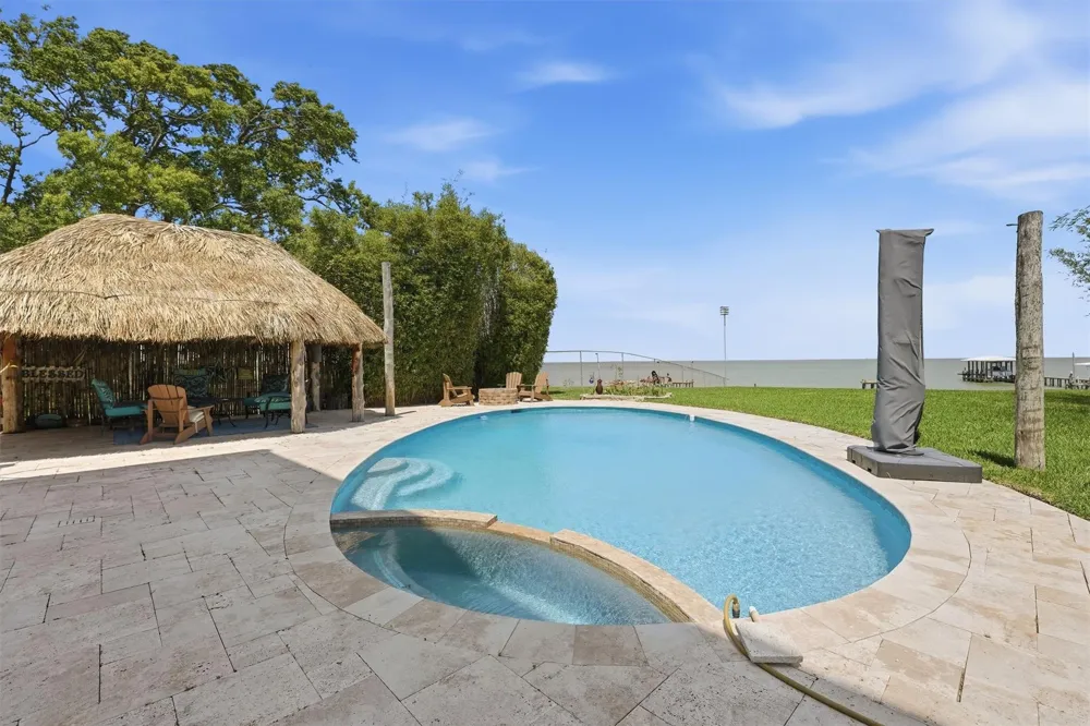 4019 Bayshore Drive Drive Bacliff, TX 77518