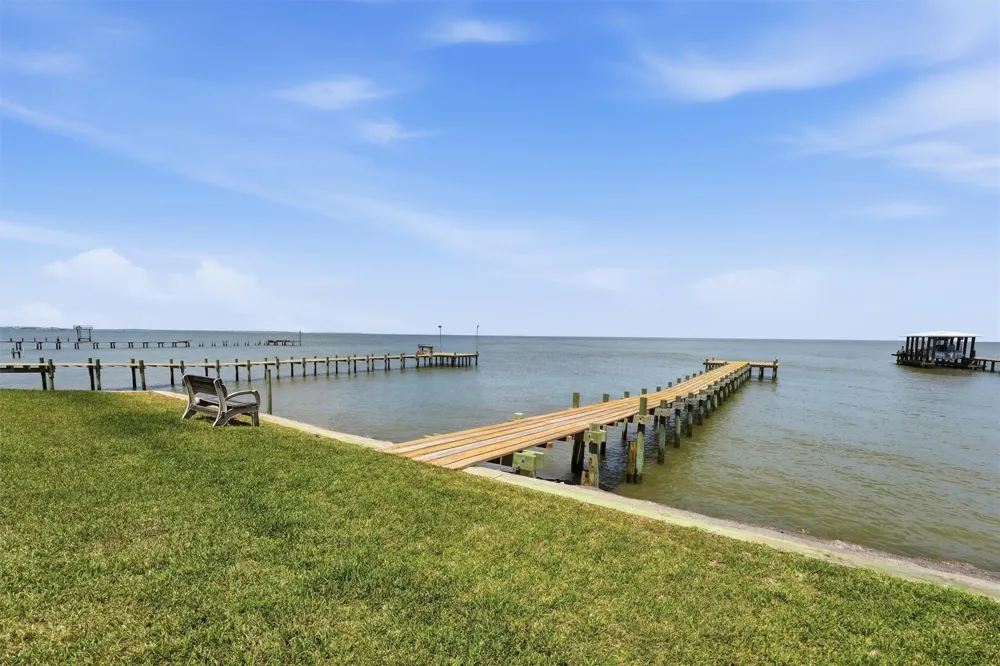 4019 Bayshore Drive Drive Bacliff, TX 77518
