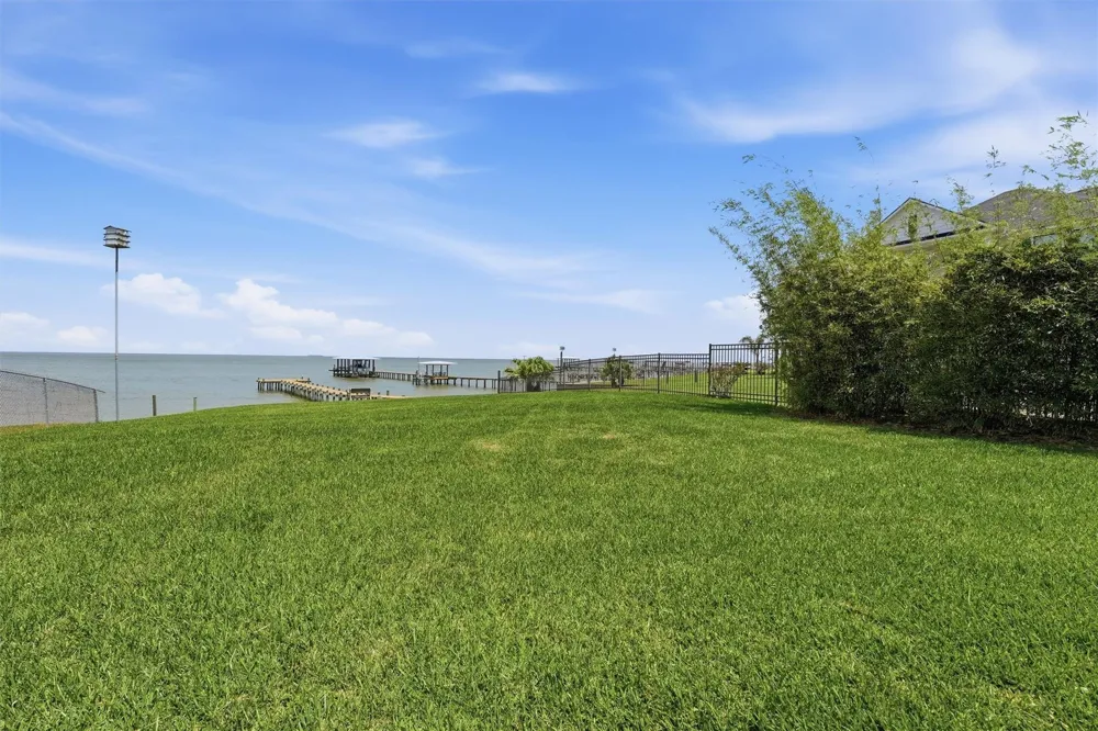 4019 Bayshore Drive Drive Bacliff, TX 77518