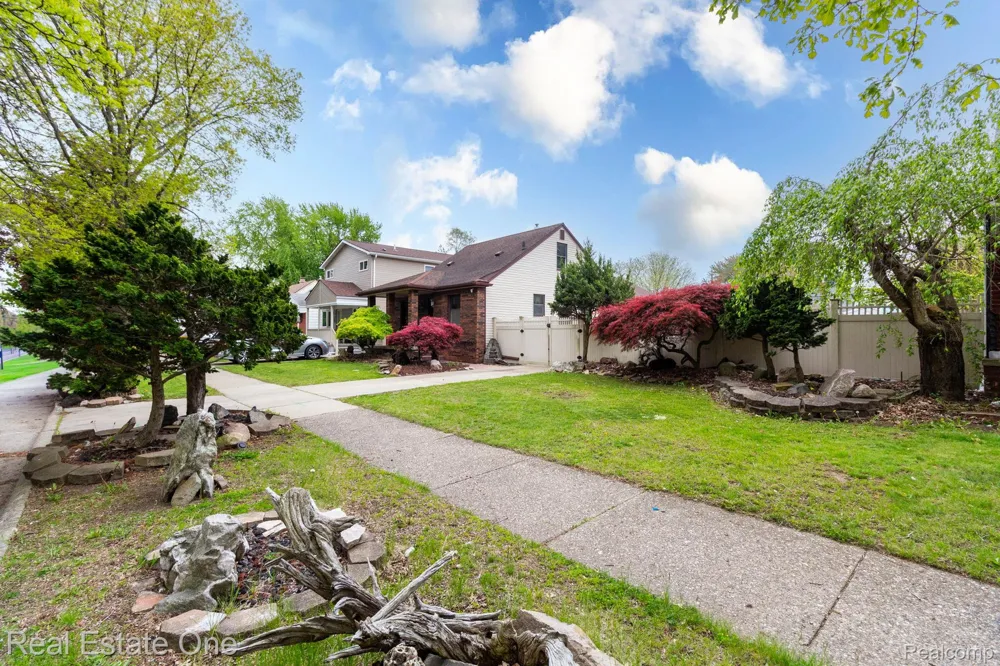 1977 Markese Avenue Lincoln Park City, MI 48146