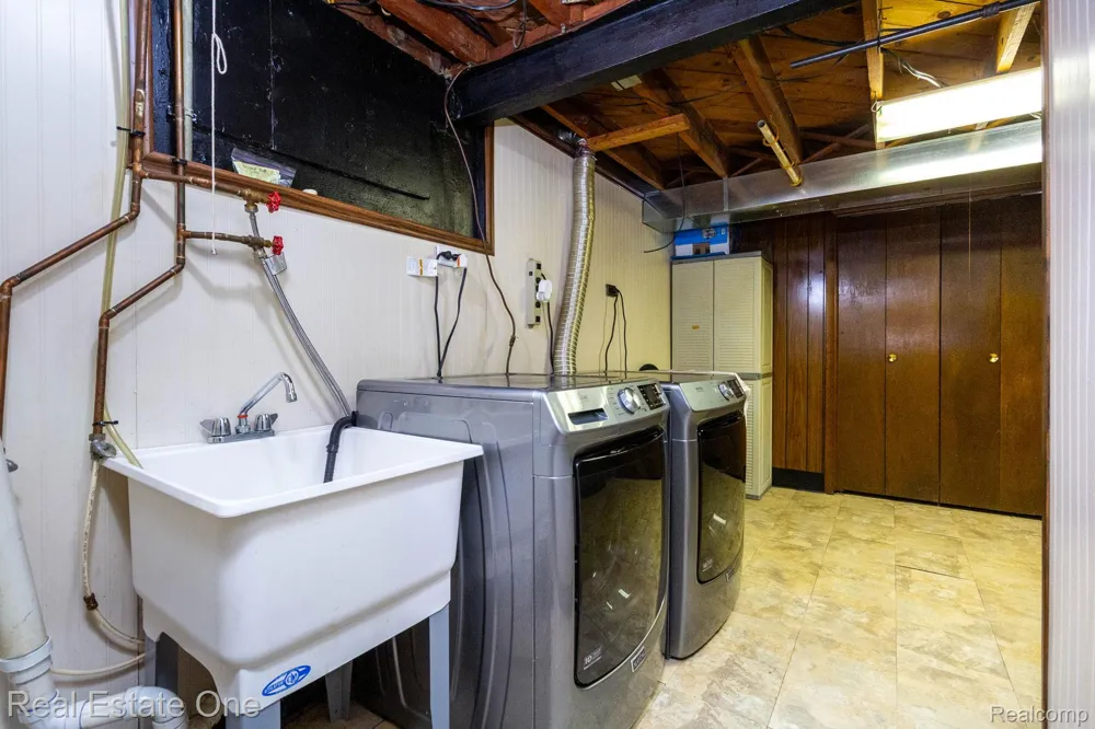 1977 Markese Avenue Lincoln Park City, MI 48146
