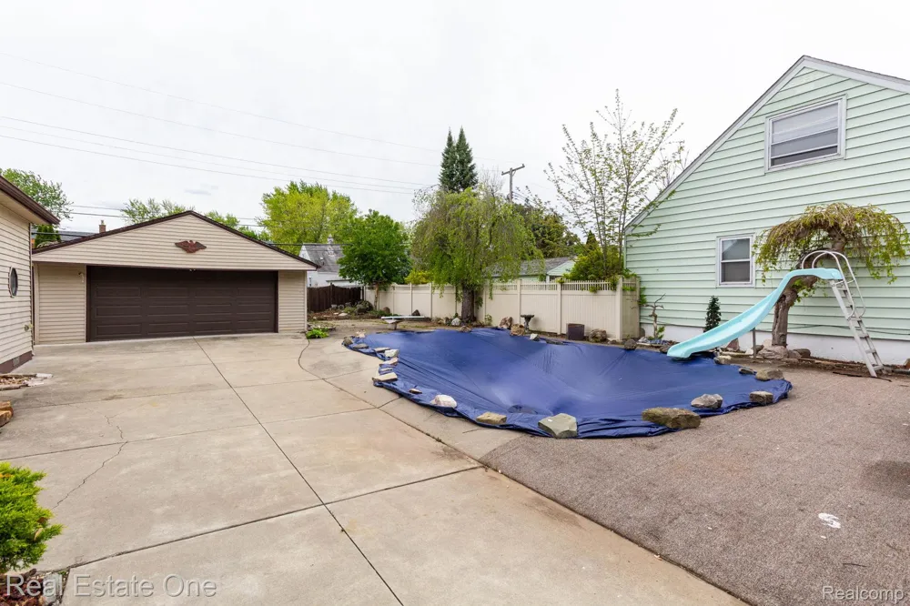 1977 Markese Avenue Lincoln Park City, MI 48146