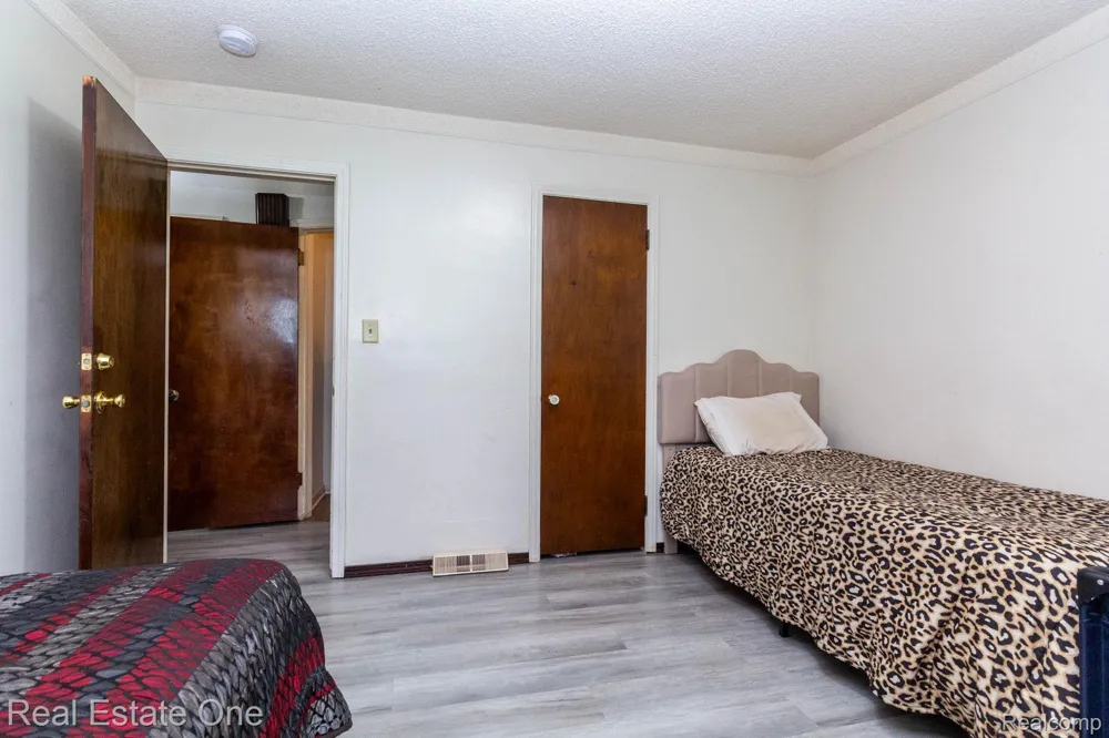 1977 Markese Avenue Lincoln Park City, MI 48146