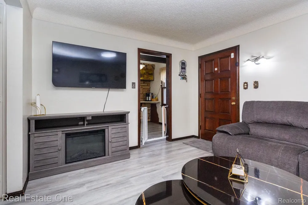 1977 Markese Avenue Lincoln Park City, MI 48146