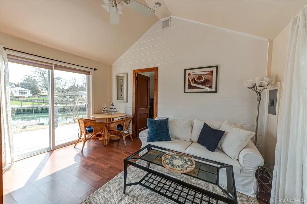 18 Shinnecock Road #4 Hampton Bays, NY 11946