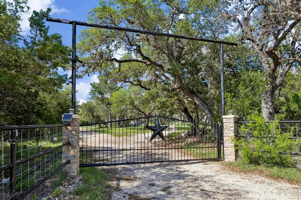 575 County Road 342 Hondo, TX 78801