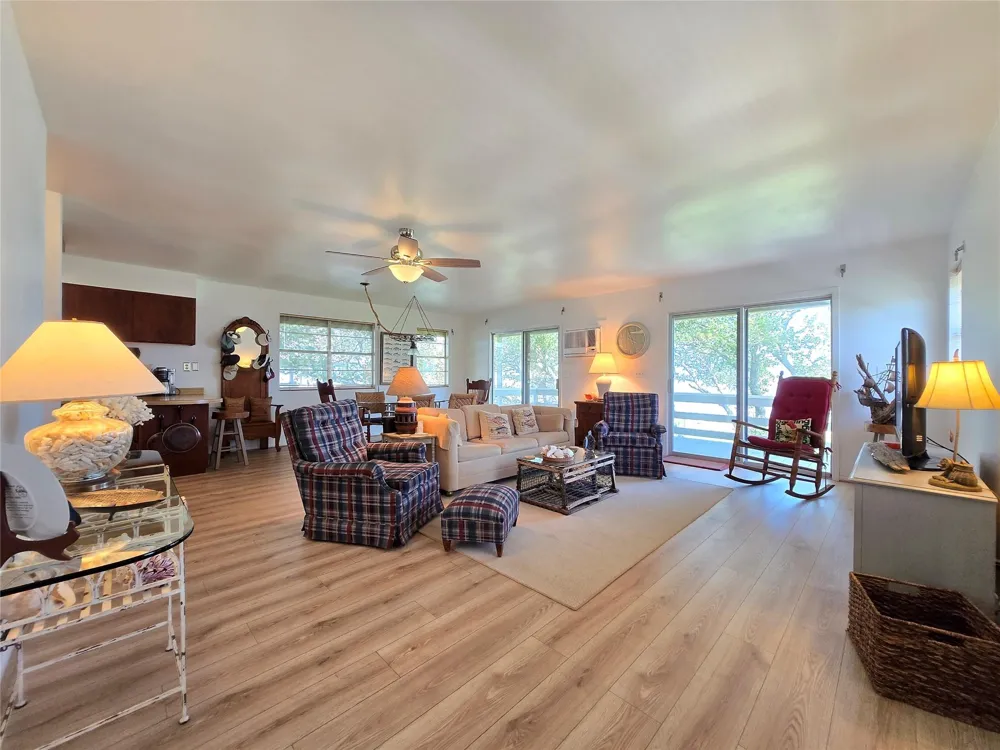 2182 W Bayshore Drive Palacios, TX 77465