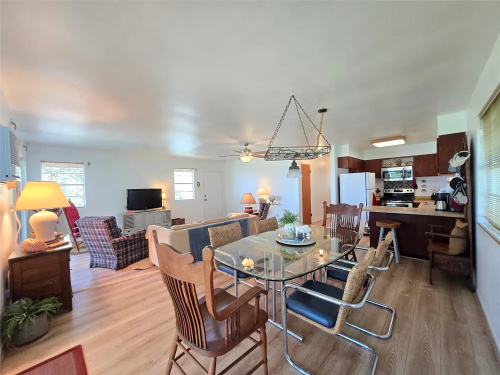 2182 W Bayshore Drive Palacios, TX 77465