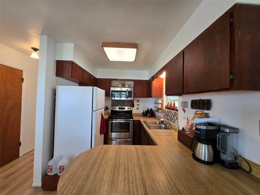 2182 W Bayshore Drive Palacios, TX 77465