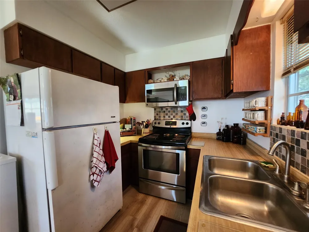 2182 W Bayshore Drive Palacios, TX 77465